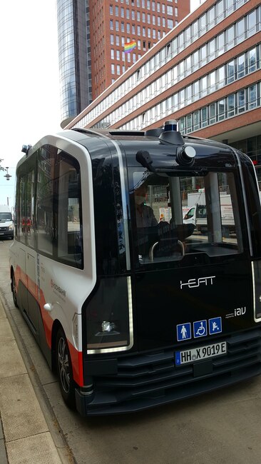 Beschreibung autonomer Kleinbus in Hafen City Hamburg für English Coaching für die Automobilbranche