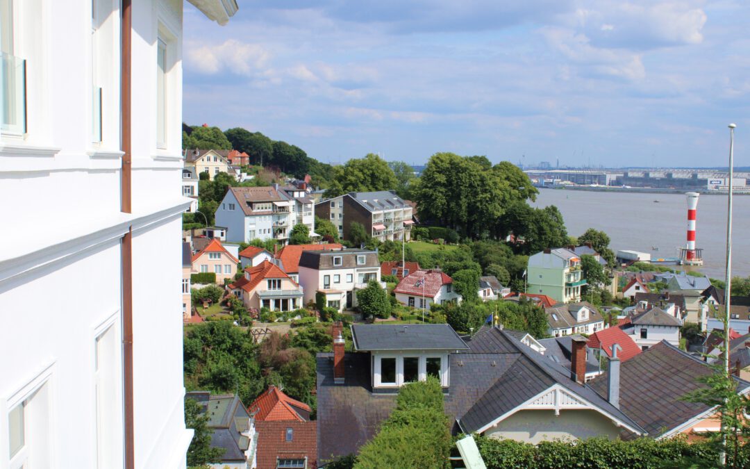 Links ist weiße Hausfassade rechts davon ist das Tal mit den Dächern von Blankenese- rechter Hand die Elbe