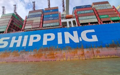 eins der größten Frachtschiffe im Hafen von Hamburg mit der Aufschrift shipping
