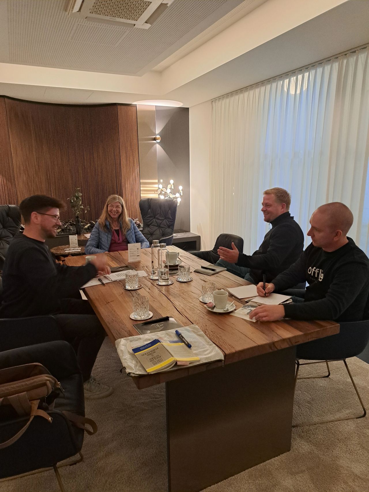 Dozentin Silke Dimitriw mit drei Teilnehmern von DP World aus Wolfenbüttel