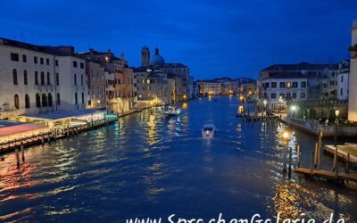 Venedig bei Nacht von der Brücke aus fotografiert in tiefen Blautönen