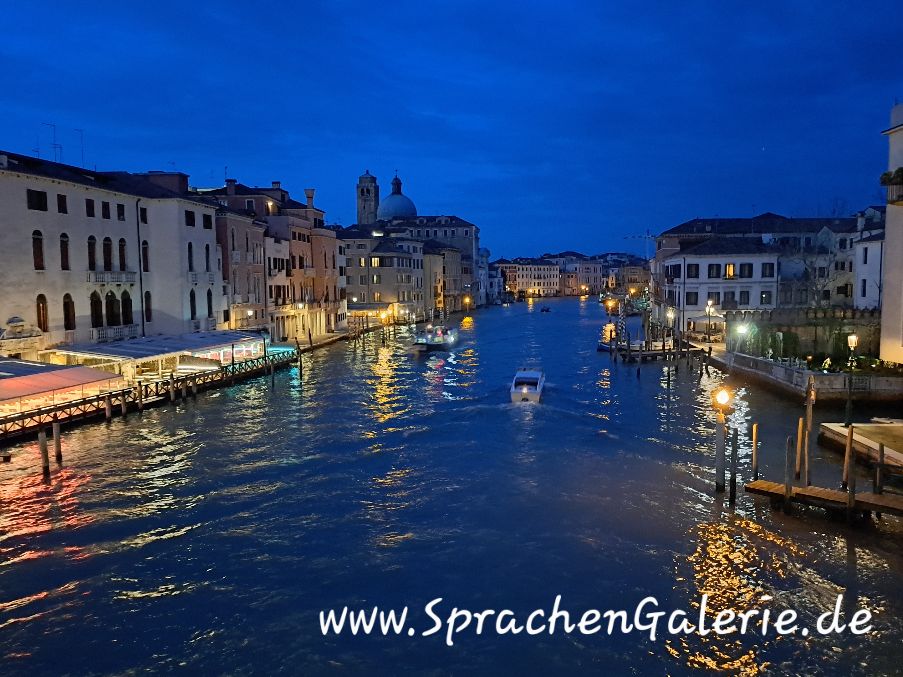 Venedig bei Nacht von der Brücke aus fotografiert in tiefen Blautönen
